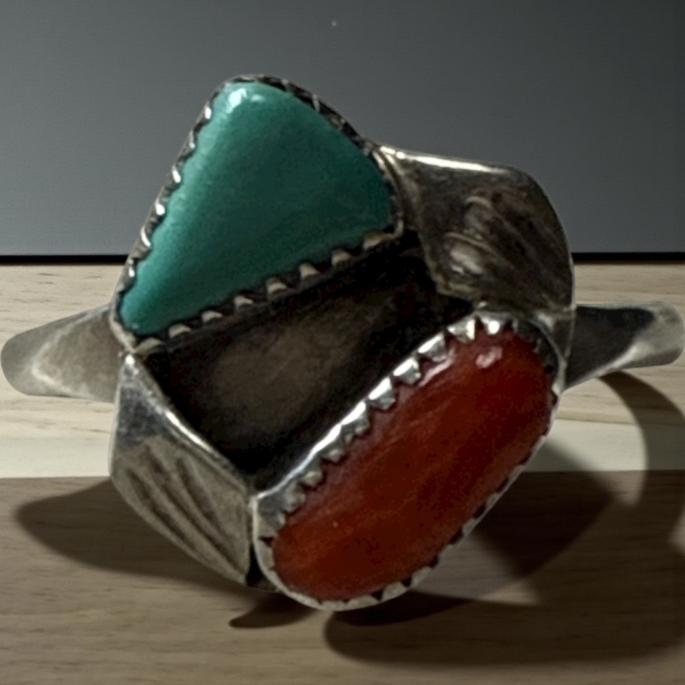 Sterling Silver Ring with Turquoise and Red Coral Cabochon weight : 4.08 G